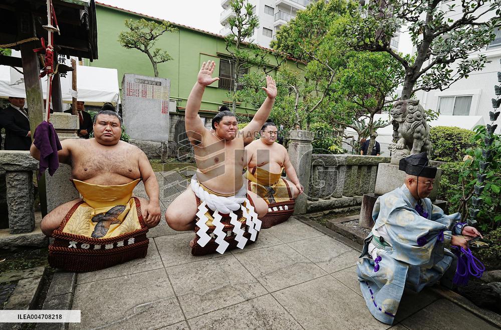 Sumo: Onosato performs ring-entering ritual