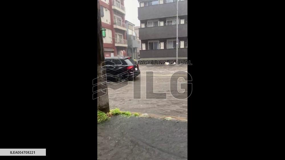 Japan: Storms Hit Tokyo and Surrounding Areas, Causing Floods and Power Outages 5