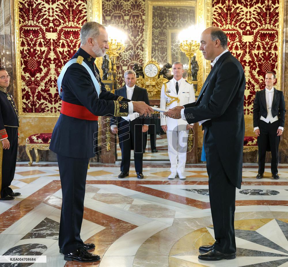 The King receives the Letters of Credence from the ambassadors of Argentina, Angola, Senegal, Guatemala, Switzerland and Iceland