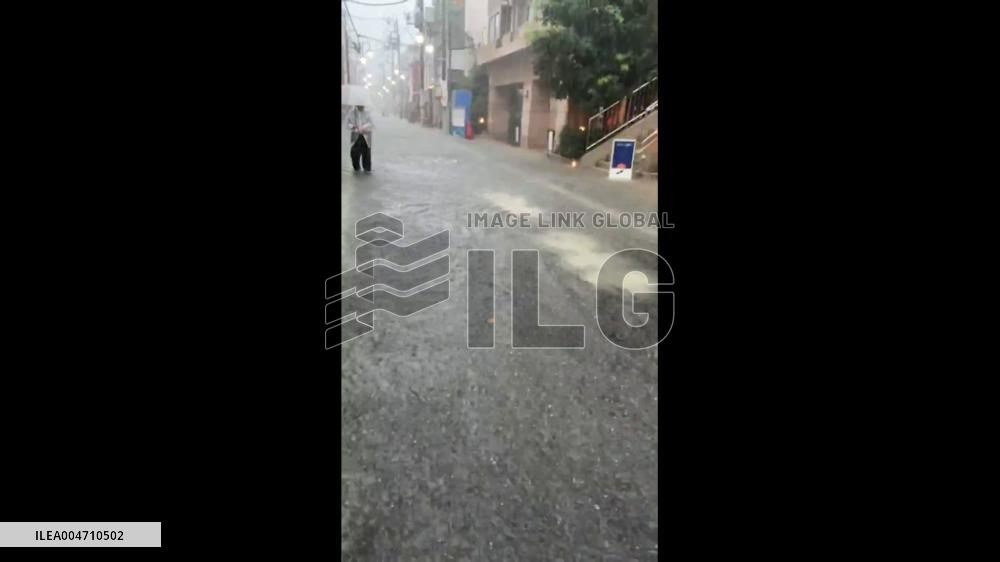 Japan: Storms Hit Tokyo and Surrounding Areas, Causing Floods and Power Outages 8