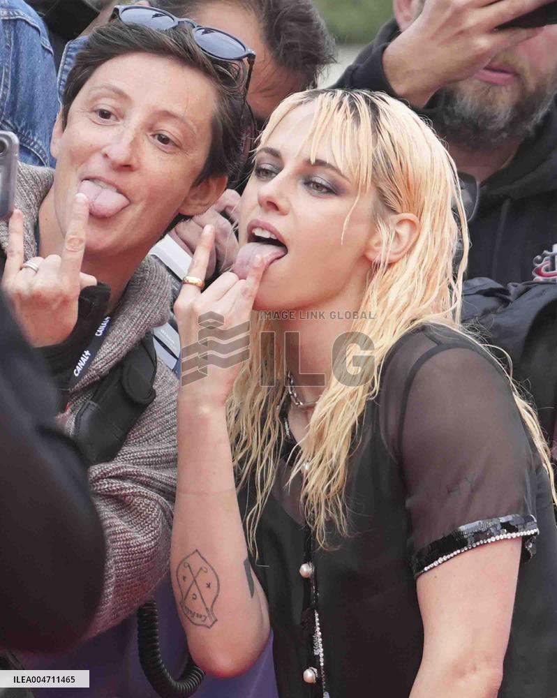 Kristen Stewart poses with fan at Nouvelle Vague screening - Deauville