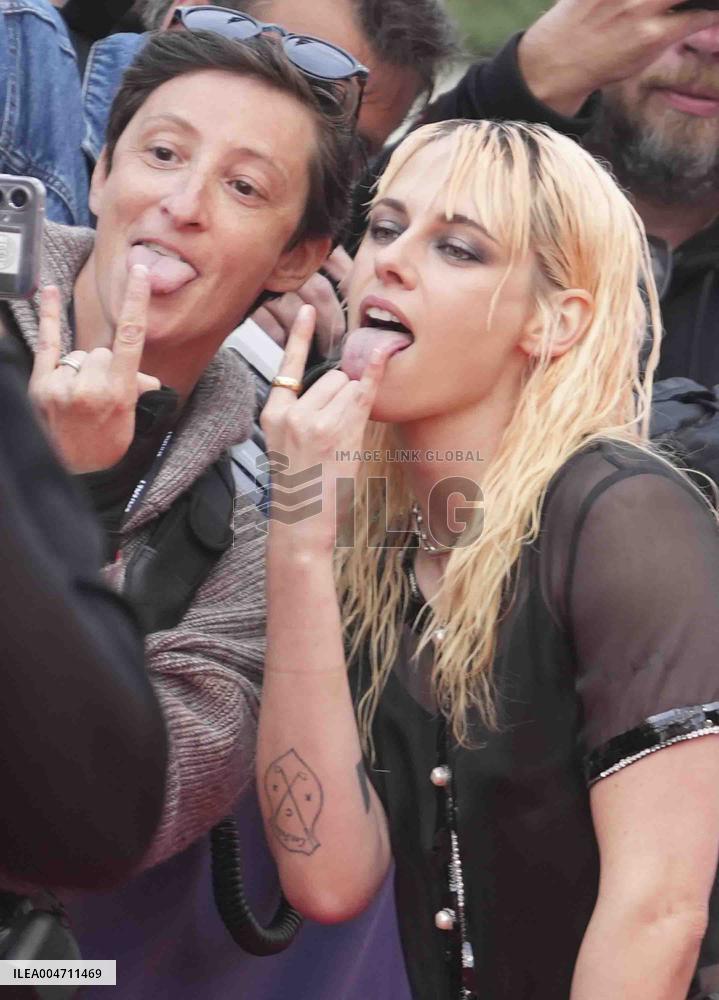 Kristen Stewart poses with fan at Nouvelle Vague screening - Deauville