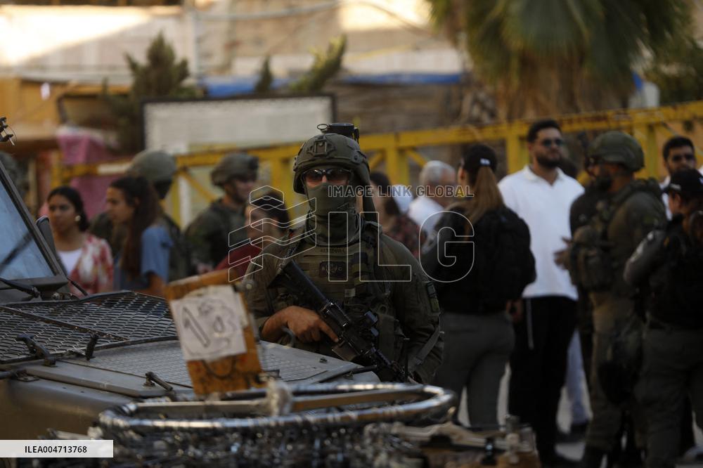 Israeli Forces Secure The Streets For Israeli Settlers - Hebron