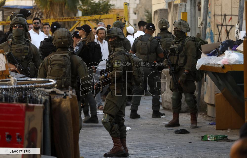 Israeli Forces Secure The Streets For Israeli Settlers - Hebron