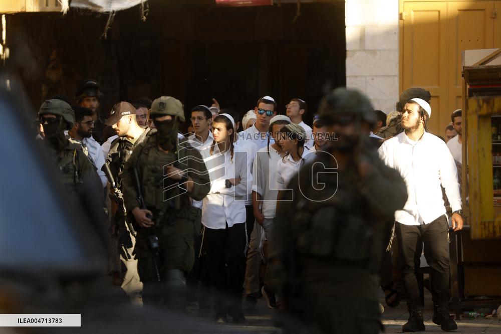 Israeli Forces Secure The Streets For Israeli Settlers - Hebron
