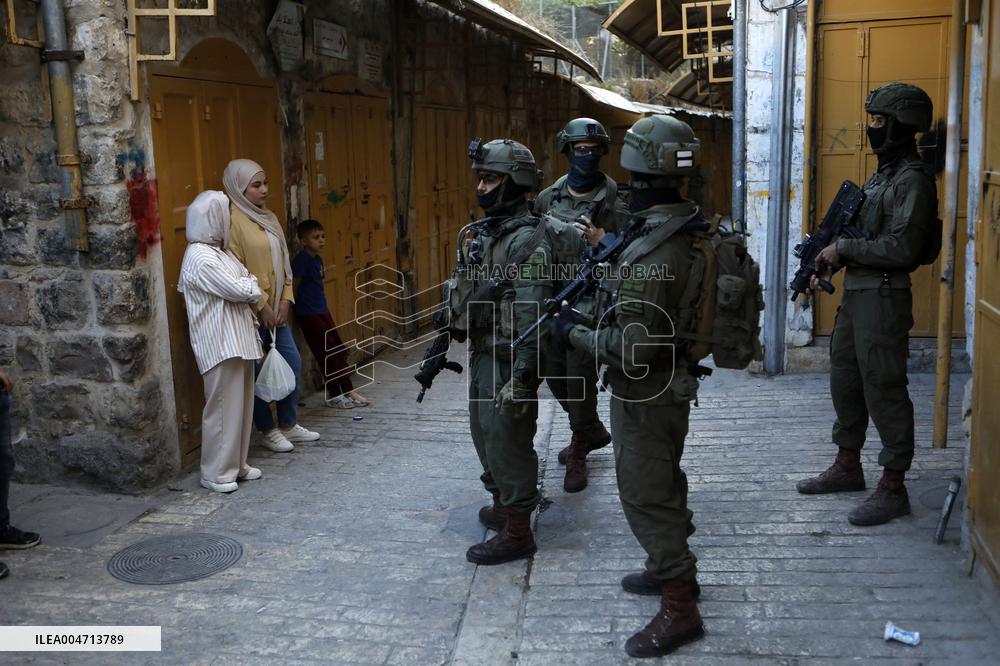 Israeli Forces Secure The Streets For Israeli Settlers - Hebron