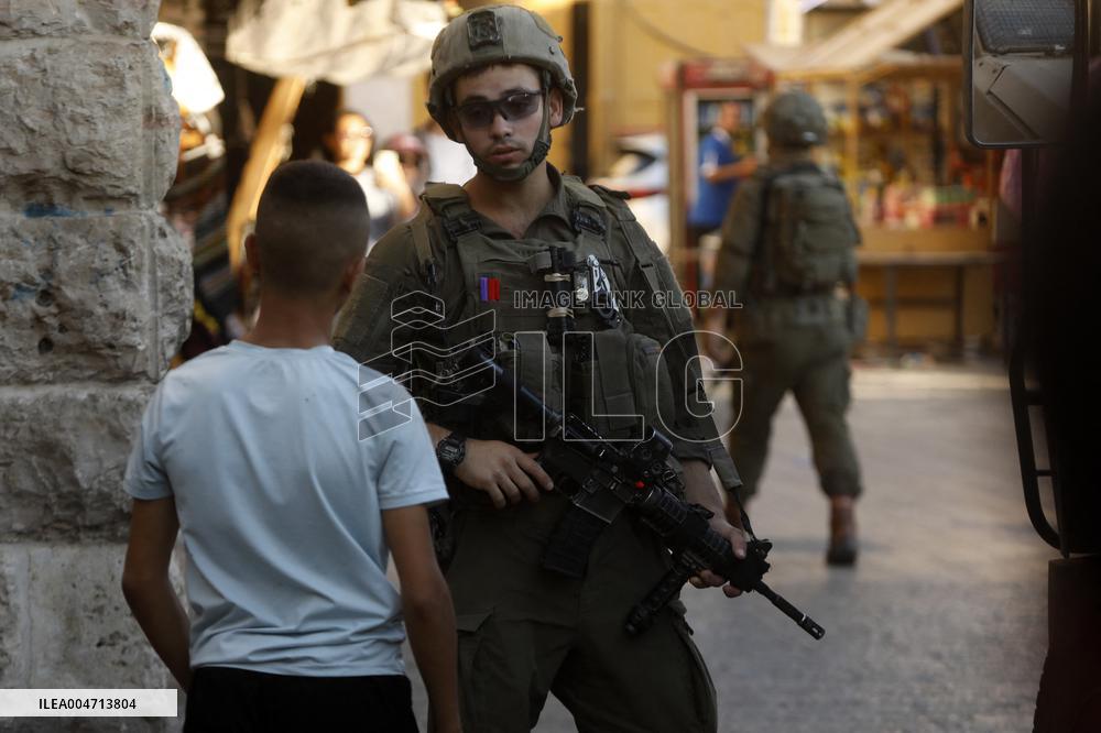Israeli Forces Secure The Streets For Israeli Settlers - Hebron