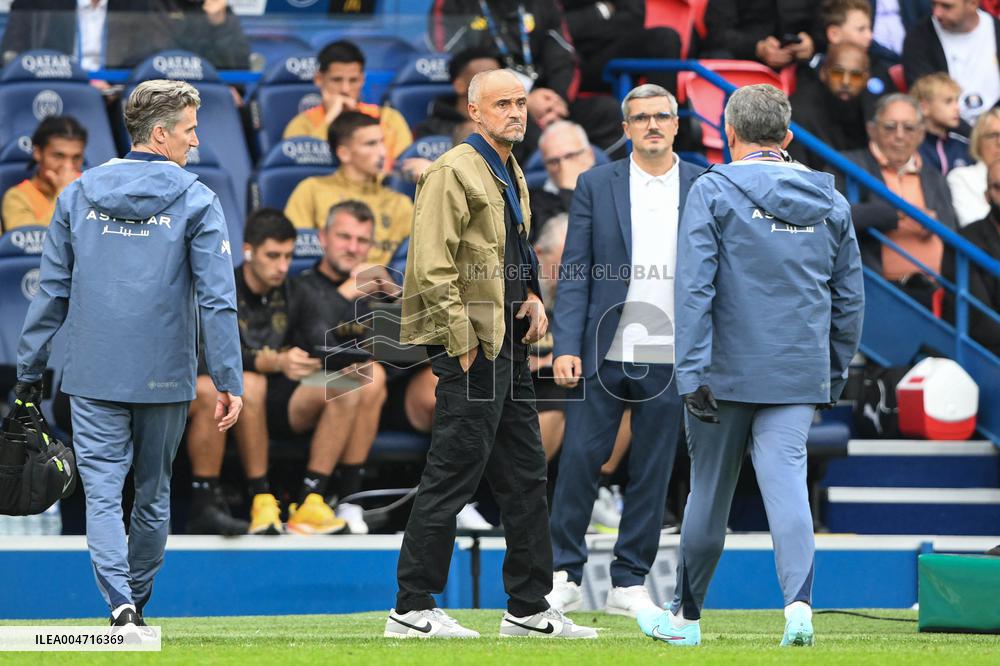 Luis Enrique At PSG v RC Lens - Paris