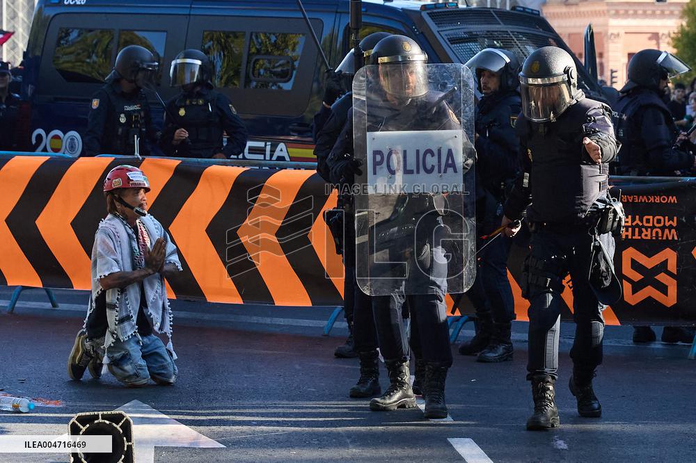 Madrid Hosts Final Stage Of The Vuelta Ciclista A España Marked By Pro-Palestinian Protests