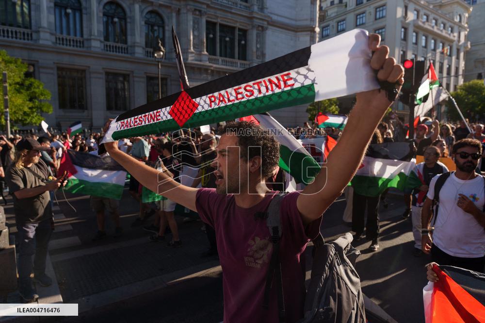 Madrid Hosts Final Stage Of The Vuelta Ciclista A España Marked By Pro-Palestinian Protests