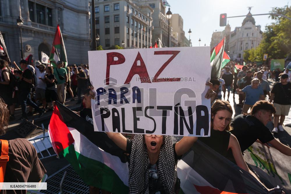 Madrid Hosts Final Stage Of The Vuelta Ciclista A España Marked By Pro-Palestinian Protests