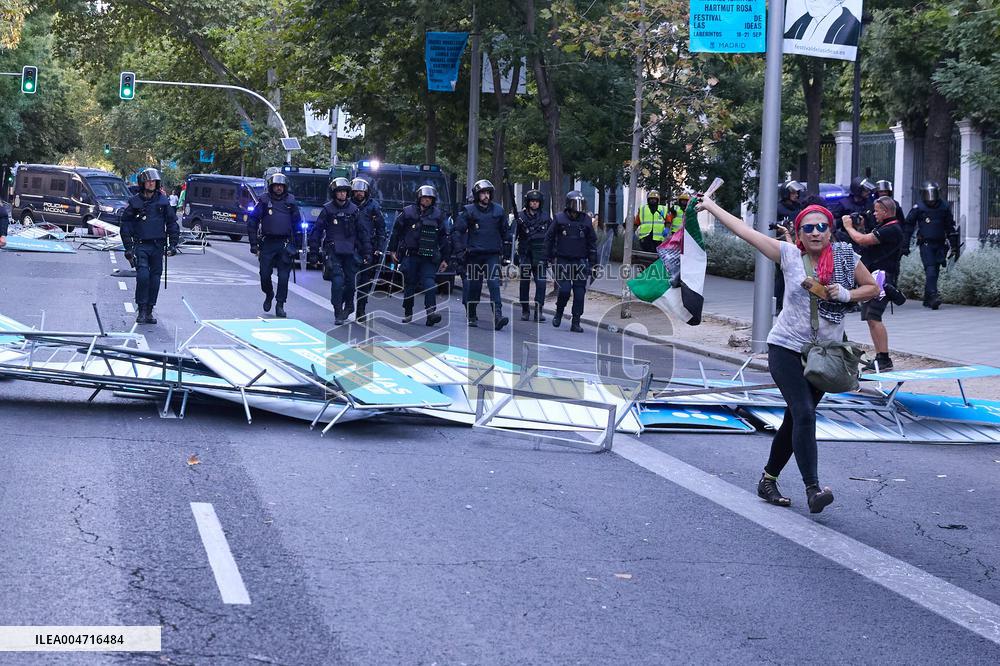 Madrid Hosts Final Stage Of The Vuelta Ciclista A España Marked By Pro-Palestinian Protests