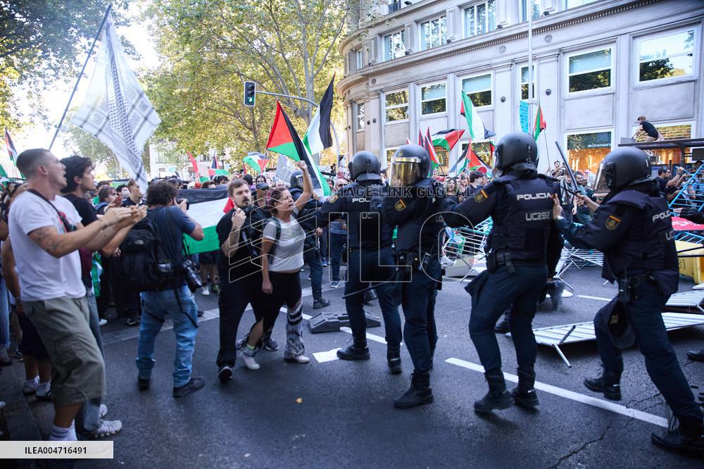 Madrid Hosts Final Stage Of The Vuelta Ciclista A España Marked By Pro-Palestinian Protests