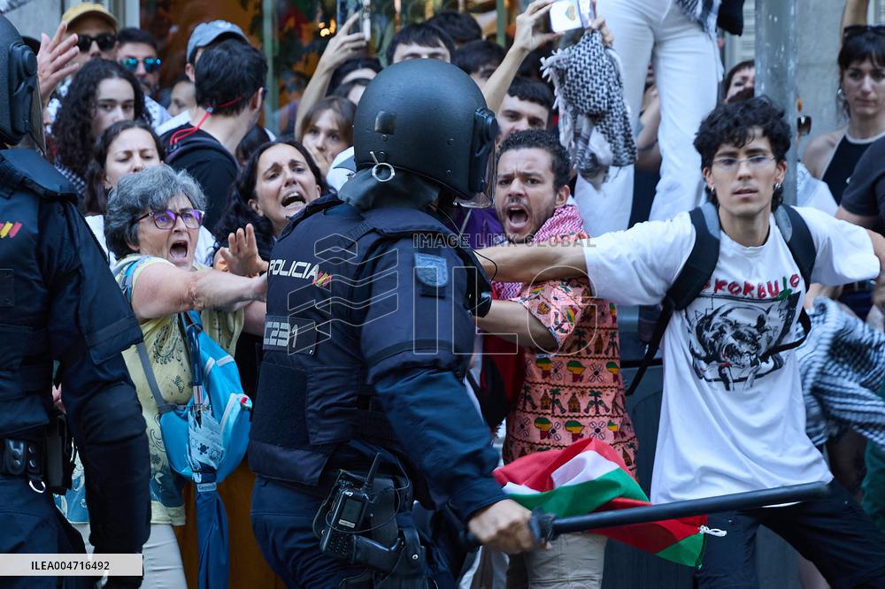 Madrid Hosts Final Stage Of The Vuelta Ciclista A España Marked By Pro-Palestinian Protests