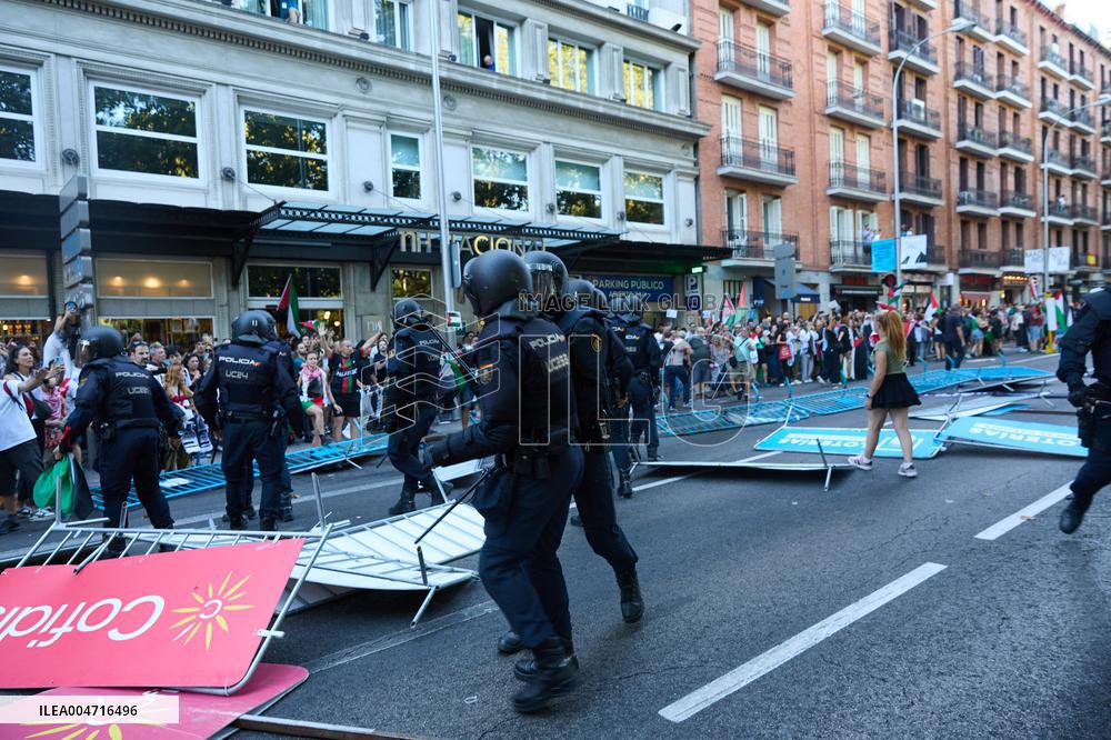 Madrid Hosts Final Stage Of The Vuelta Ciclista A España Marked By Pro-Palestinian Protests