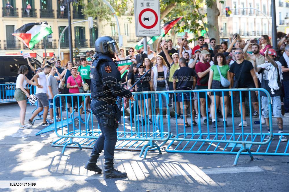 Madrid Hosts Final Stage Of The Vuelta Ciclista A España Marked By Pro-Palestinian Protests
