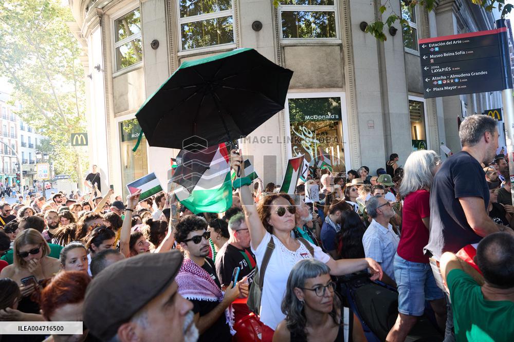 Madrid Hosts Final Stage Of The Vuelta Ciclista A España Marked By Pro-Palestinian Protests