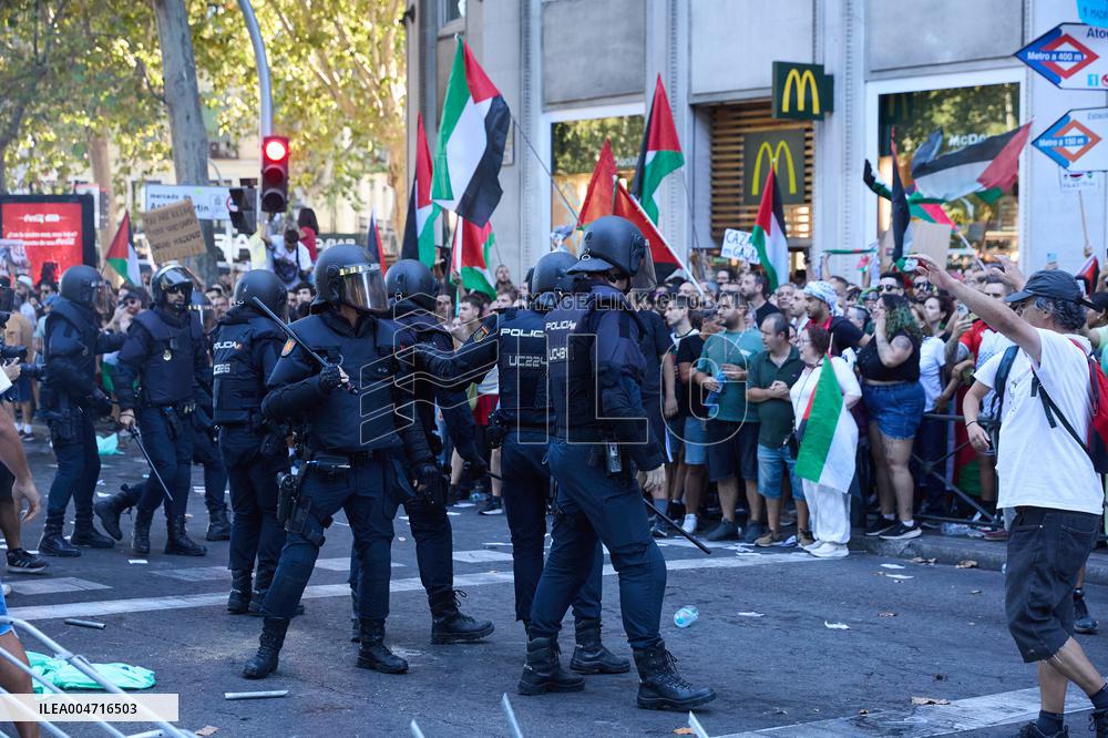 Madrid Hosts Final Stage Of The Vuelta Ciclista A España Marked By Pro-Palestinian Protests