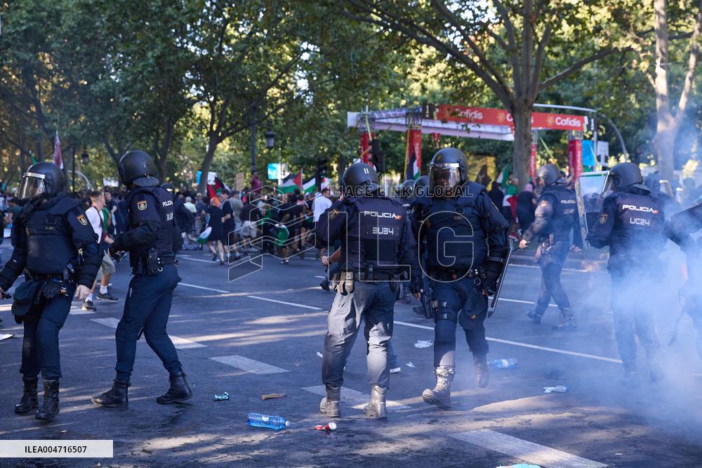 Madrid Hosts Final Stage Of The Vuelta Ciclista A España Marked By Pro-Palestinian Protests