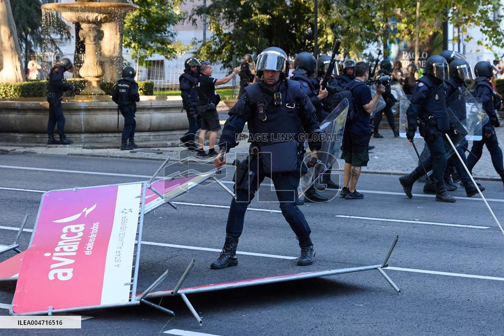 Madrid Hosts Final Stage Of The Vuelta Ciclista A España Marked By Pro-Palestinian Protests
