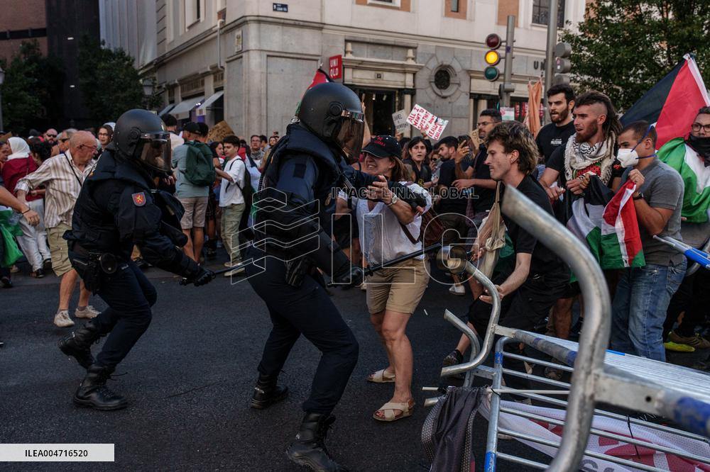 Madrid Hosts Final Stage Of The Vuelta Ciclista A España Marked By Pro-Palestinian Protests
