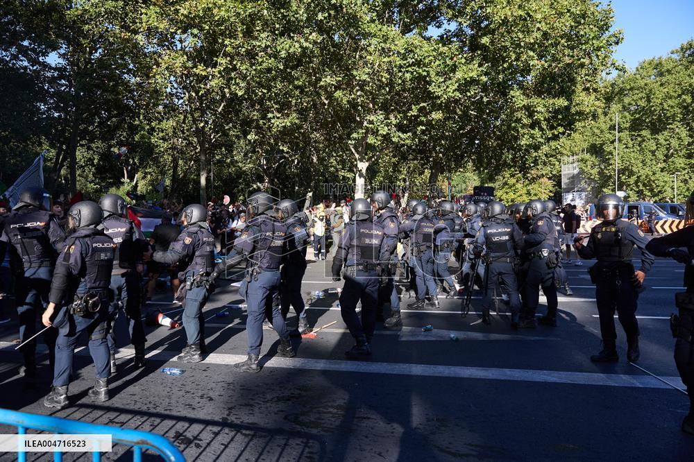 Madrid Hosts Final Stage Of The Vuelta Ciclista A España Marked By Pro-Palestinian Protests