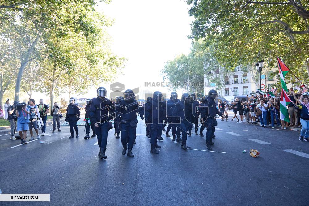 Madrid Hosts Final Stage Of The Vuelta Ciclista A España Marked By Pro-Palestinian Protests