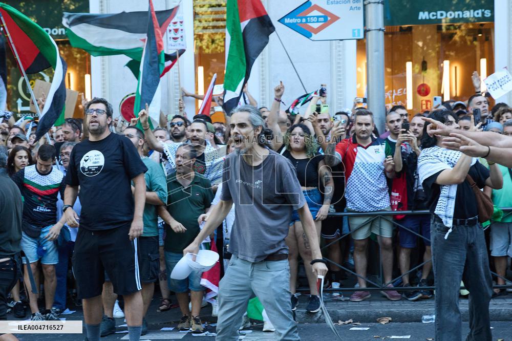 Madrid Hosts Final Stage Of The Vuelta Ciclista A España Marked By Pro-Palestinian Protests