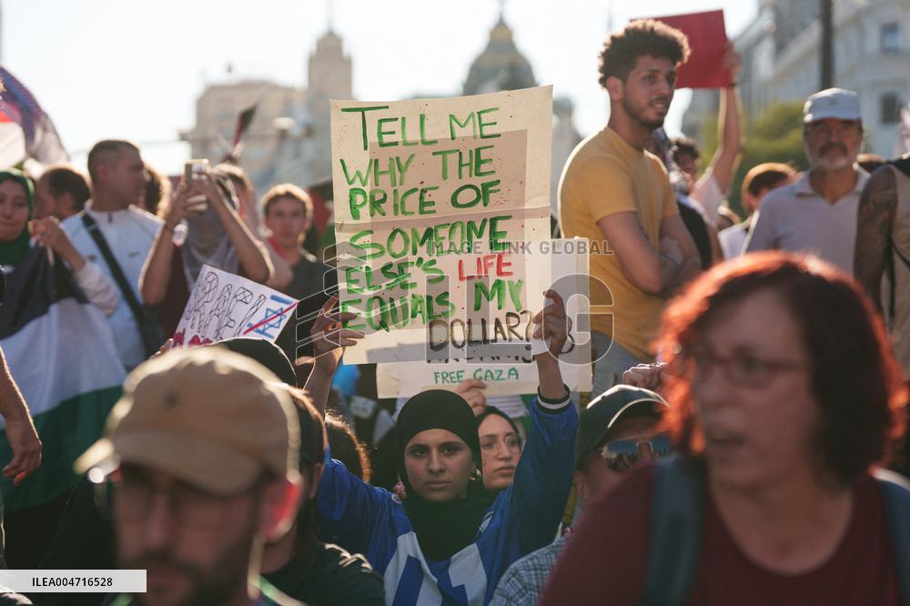 Madrid Hosts Final Stage Of The Vuelta Ciclista A España Marked By Pro-Palestinian Protests