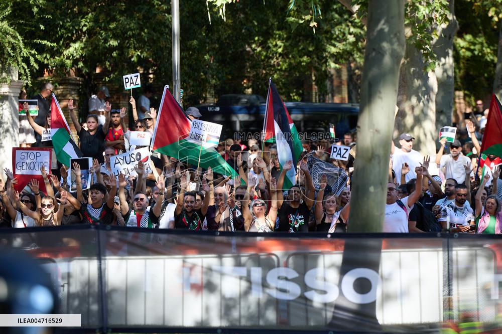 Madrid Hosts Final Stage Of The Vuelta Ciclista A España Marked By Pro-Palestinian Protests