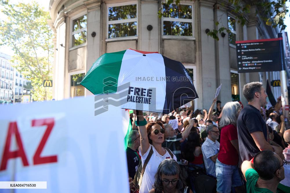 Madrid Hosts Final Stage Of The Vuelta Ciclista A España Marked By Pro-Palestinian Protests