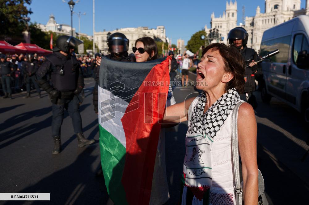 Madrid Hosts Final Stage Of The Vuelta Ciclista A España Marked By Pro-Palestinian Protests