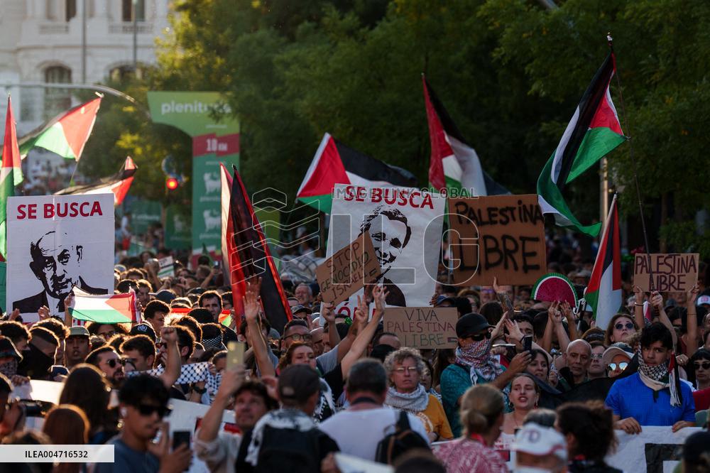 Madrid Hosts Final Stage Of The Vuelta Ciclista A España Marked By Pro-Palestinian Protests