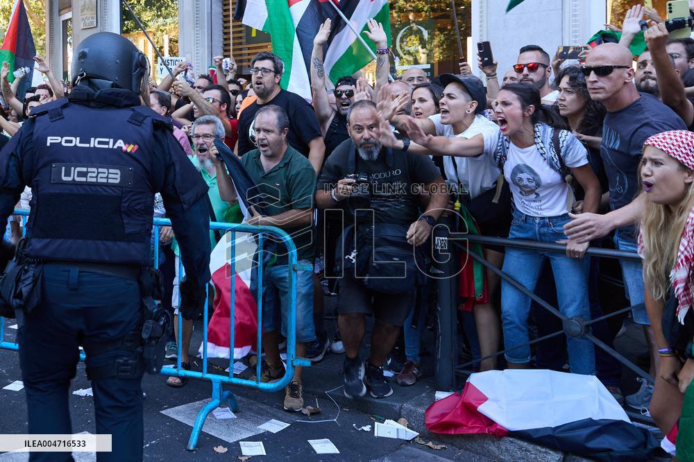 Madrid Hosts Final Stage Of The Vuelta Ciclista A España Marked By Pro-Palestinian Protests