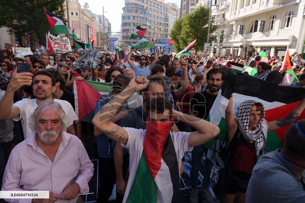 Madrid Hosts Final Stage Of The Vuelta Ciclista A España Marked By Pro-Palestinian Protests