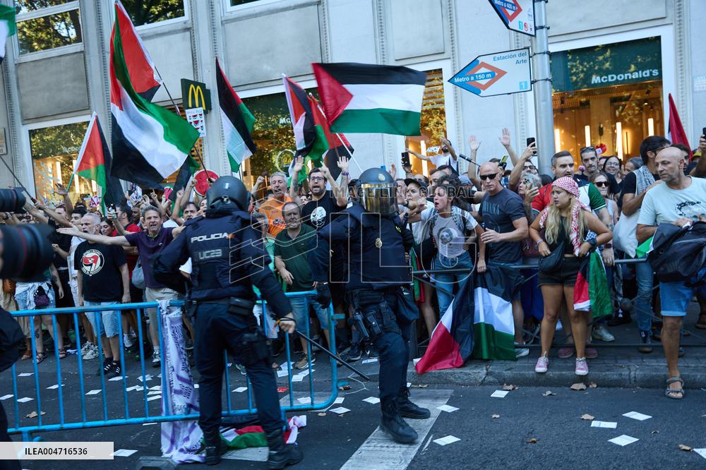 Madrid Hosts Final Stage Of The Vuelta Ciclista A España Marked By Pro-Palestinian Protests
