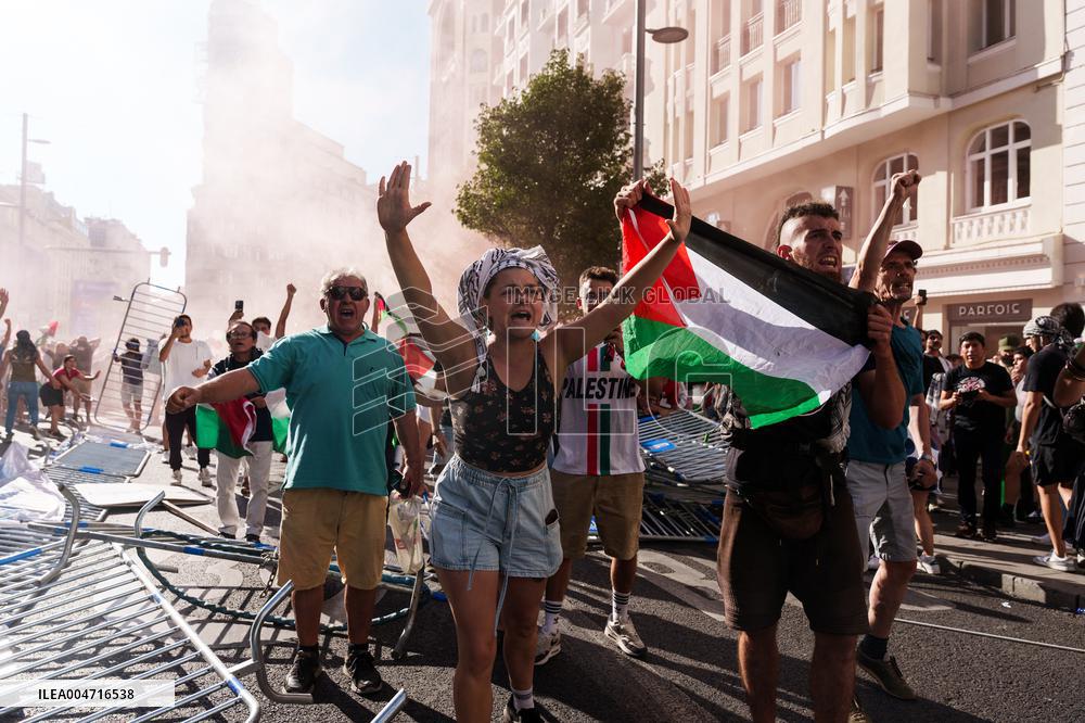 Madrid Hosts Final Stage Of The Vuelta Ciclista A España Marked By Pro-Palestinian Protests
