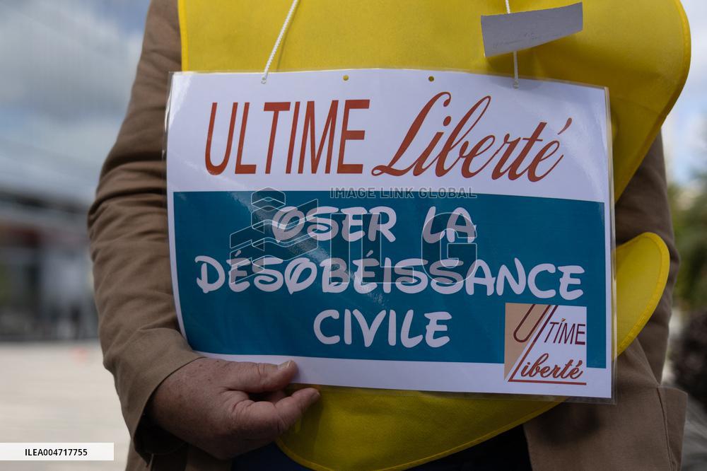 Support of 12 assisted-suicide activists at the opening of their trial - Paris