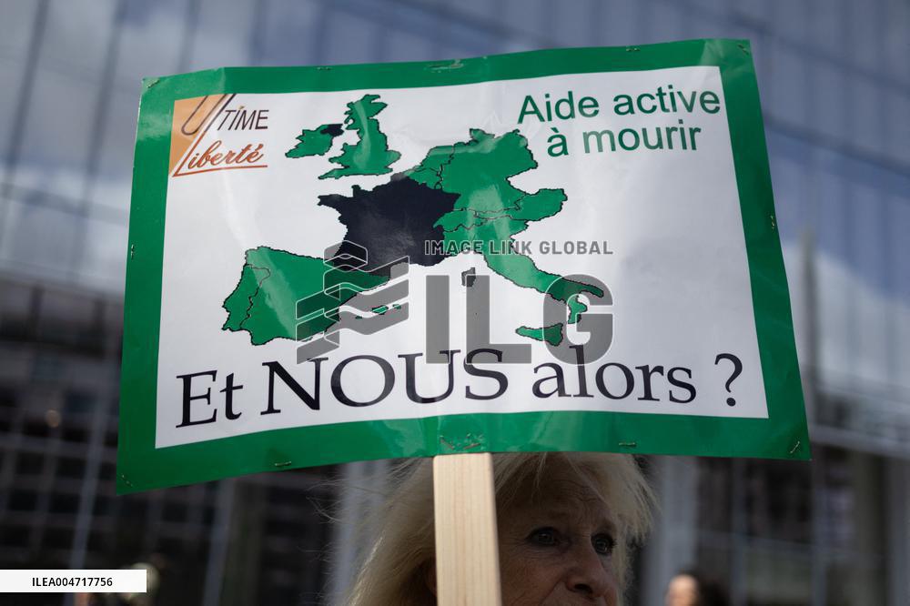 Support of 12 assisted-suicide activists at the opening of their trial - Paris