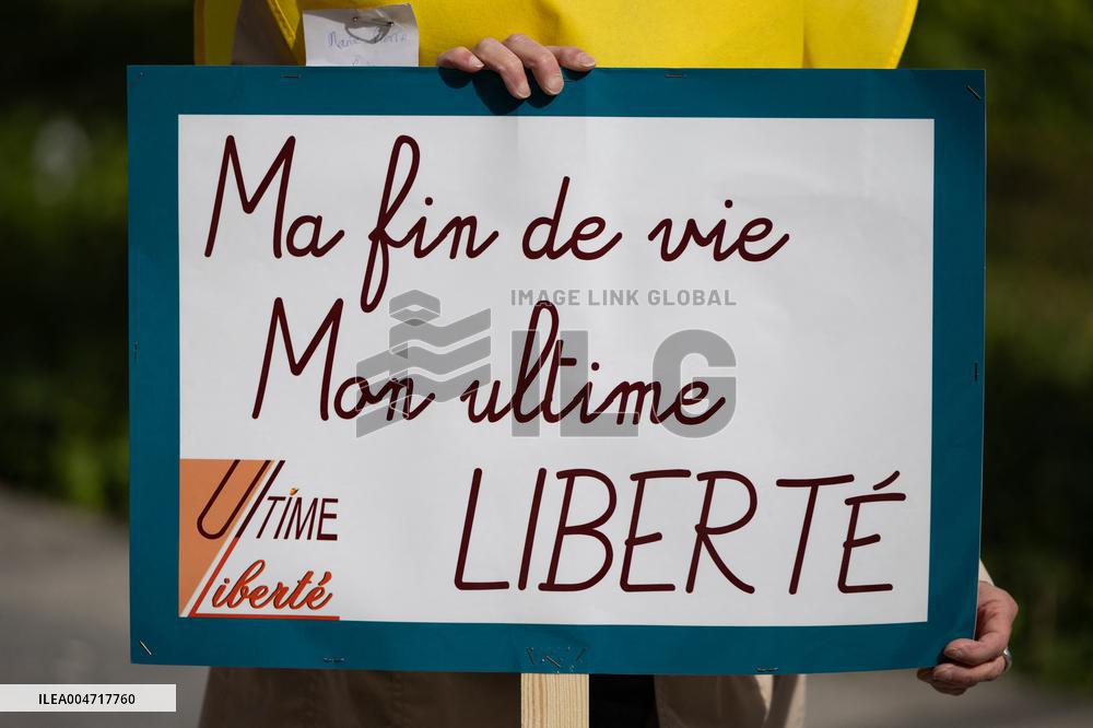 Support of 12 assisted-suicide activists at the opening of their trial - Paris