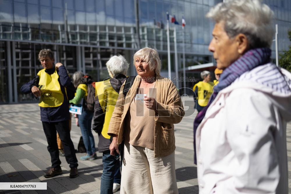 Support of 12 assisted-suicide activists at the opening of their trial - Paris