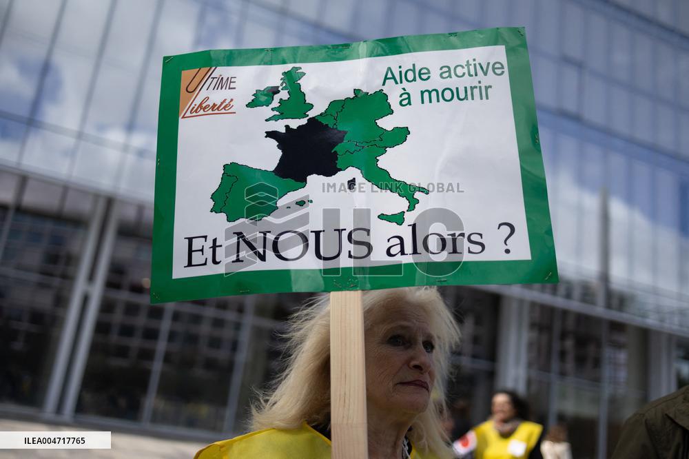 Support of 12 assisted-suicide activists at the opening of their trial - Paris