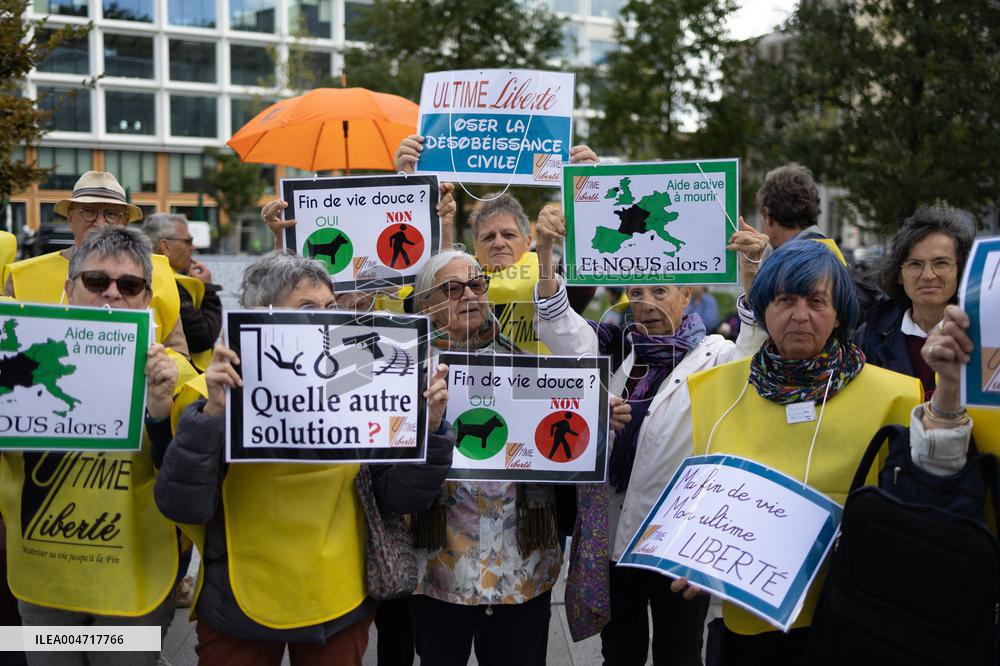 Support of 12 assisted-suicide activists at the opening of their trial - Paris