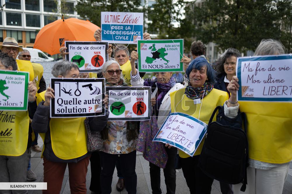 Support of 12 assisted-suicide activists at the opening of their trial - Paris