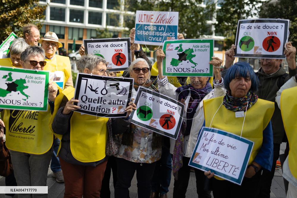 Support of 12 assisted-suicide activists at the opening of their trial - Paris