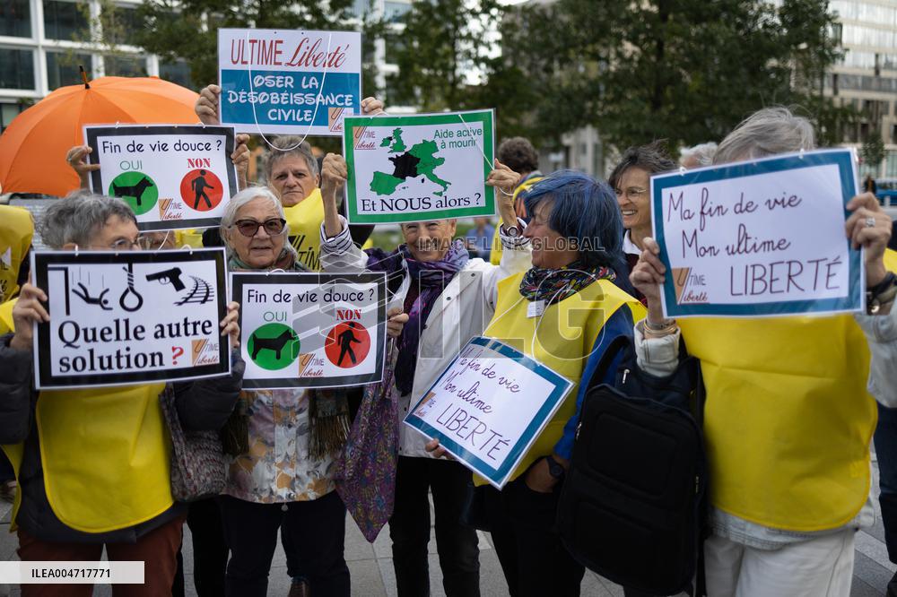 Support of 12 assisted-suicide activists at the opening of their trial - Paris