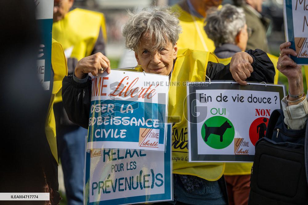 Support of 12 assisted-suicide activists at the opening of their trial - Paris