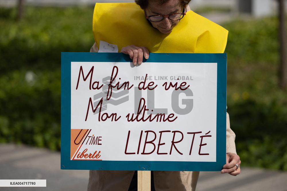 Support of 12 assisted-suicide activists at the opening of their trial - Paris