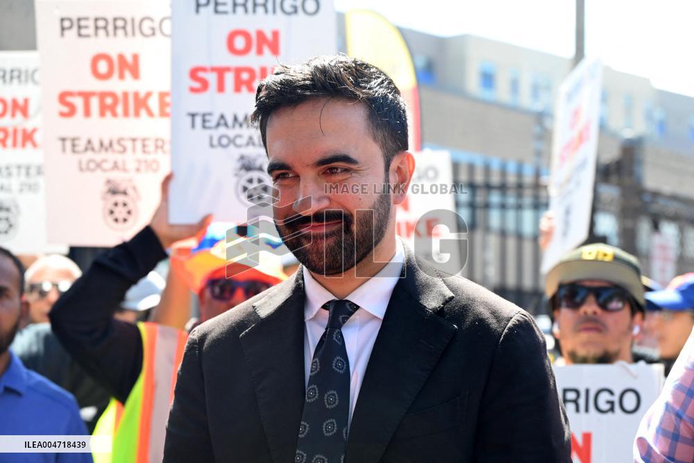 Mamdani Rallies with Striking Members of Teamsters Local 210 in Bronx, NY
