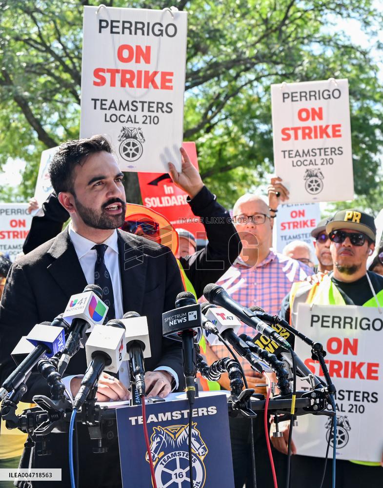 Mamdani Rallies with Striking Members of Teamsters Local 210 in Bronx, NY